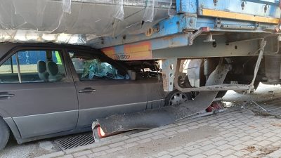 Bursa’nın Orhangazi ilçesinde meydana gelen trafik kazasında, bir otomobil yol