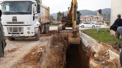 Gedelek Mahallesi’nin girişindeki yoğun yağmurlarda yaşanan sorunlar, BUSKİ ekiplerinin başlattığı