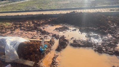 Bursa’nın Orhangazi ilçesinde bulunan yeni mezarlığın çamur ve su ile