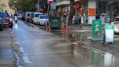 Orhangazi’de Tozkoparan caddesi üzerinde yolun altından kaynayan su geniş bir