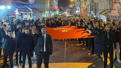 Bursa ülkü ocaklarının üniversite üyeleri tarafından, teröre lanet yürüyüşü gerçekleştirdi.