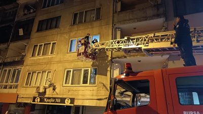 Orhangazi’de dün gece saatlerinde meydana gelen olayda torunları ile birlikte