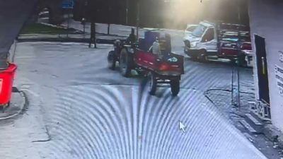 Bir bir çiftçinin satmak için traktörü ile götürdüğü zeytinler römorktan