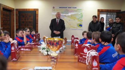 Orhangazi Belediye Başkanı Bekir Aydın, Orhangazi Gençlerbirliği kulübü U-12 takımının