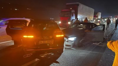 Gebze-Orhangazi-İzmir Otoyolu Karsak Gemlik Gişeleri yakınlarında meydana gelen trafik kazasında