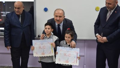 Orhangazi Kaymakamı ve belediye başkanı ziyaret ettikleri okullarda karne alan