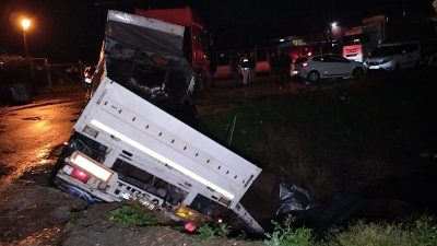 Orhangazi’de fabrikalar bölgesinde meydana gelen kazada çelik rulo yüklü bir