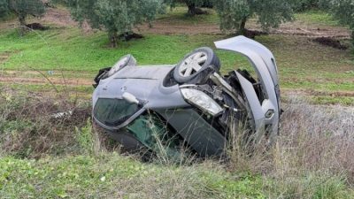 Bursa'da virajı alamayan otomobil, yerlerin de kaygan olması sebebiyle tarlaya