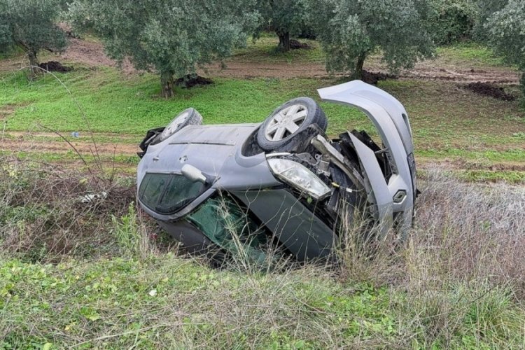 Bursa'da virajı alamayan otomobil,