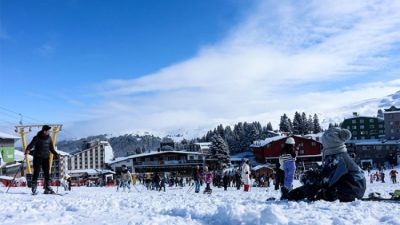 Meteoroloji Genel Müdürlüğü verilerinden derlenen bilgilere göre, kayak merkezlerindeki kar kalınlığı Hakkari’de 182, Kartalkaya’da