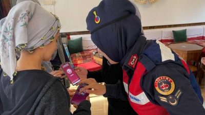 Bursa İl Jandarma Komutanlığı; Kadına Yönelik Şiddetle Mücadele ve KADES Tanıtımı kapsamında, vatandaşlara KADES Tanıtımı
