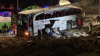 Mersin-Antalya D-400 karayolu Aydıncık ilçesi çıkışında şehirler arası yolcu otobüsü