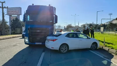 Bursa’nın Orhangazi ilçesinde meydana gelen trafik kazasında bir tır kavşaktan
