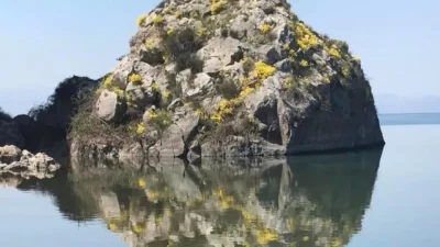 İznik gölünün içinde bulunan Müşküle Kayası’nın suya yansıyan görüntüsü üzerinde