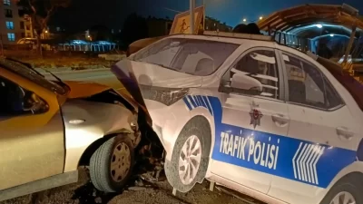 Bursa'nın Orhangazi ilçesinde meydana gelen trafik kazasında kontrolden çıkan otomobil,