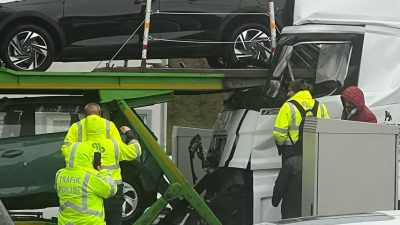 Bursa’da otoban gişelerinde meydana gelen trafik kazasında, bir tır önünde