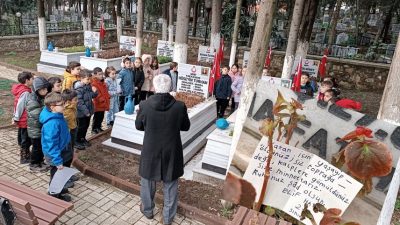 Bursa’nın Orhangazi ilçesinde ilkokul 2. Sınıf öğrencileri ilçe şehitliğini ziyaret