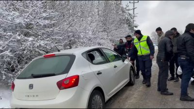 Bursa'nın İznik ilçesinde jandarma ekipleri kar ve buzlanma sebebiyle yolda
