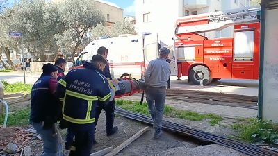 Bursa’nın Orhangazi ilçesinde meydana gelen olayda çalıştığı inşaatta elindeki demirin