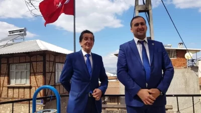 Bursa'nın Orhangazi ilçesine bağlı bir mahalllede,  2019 yerel seçimlerinde babasına