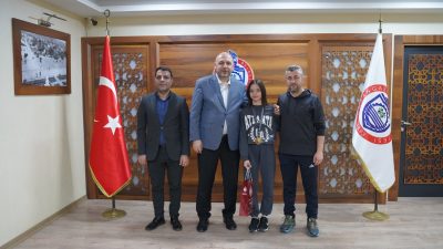 Belediye Başkanı Bekir Aydın genç sporcu Orhangazi Ortaokulu Öğrencisi Yaren