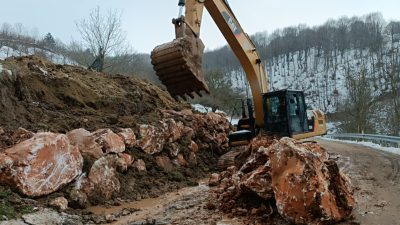 


Orhangazi’ye bağlı Mahmudiye mahallesi yolu üzerinde, özellikle yağışlı havalarda kayma