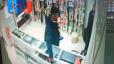 Bursa’nın Orhangazi ilçesinde girdiği bir cep telefonu dükkanı tezgahından telefon