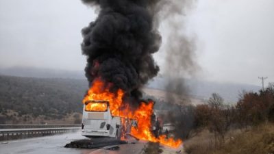 Çorum'da kamyona çarpan otobüs alev alev yandı. Feci kazada ilk