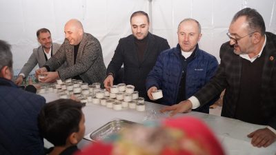 Orhangazi'de dün akşam Gazi Orhanbey Camiinde düzenlenen kandil programı sonrası