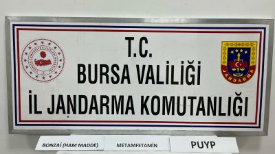 Bursa'nın Orhangazi ilçesinde Jandarma ekipleri tarafından bir araca uyuşturucu operasyonu
