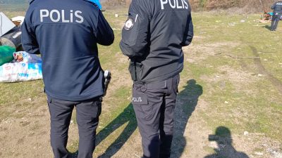 Bursa'nın Orhangazi ilçesinde çadır kurdukları arazinin sahibi tarafından çıkartılmaları için