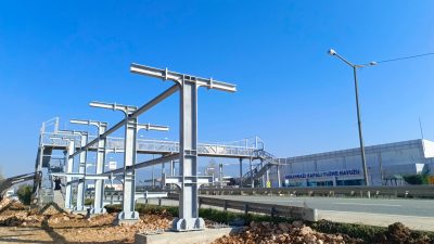 Bursa'nın Orhangazi ilçesinde Yalova yolu üzerinde bulunan üst geçidini  kullanamayan 