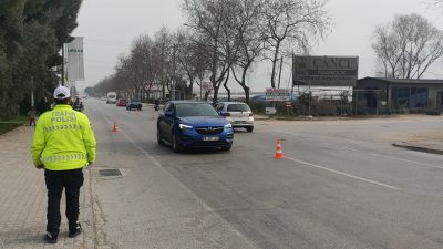
Trafikte kurallara uymayan araçlar üzerinde denetimlerini sürdüren Orhangazi ilçe emniyetine