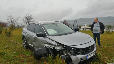 Bursa'nın Orhangazi ilçesinde meydana gelen trafik kazasında sağanak yağışta sürücüsünün