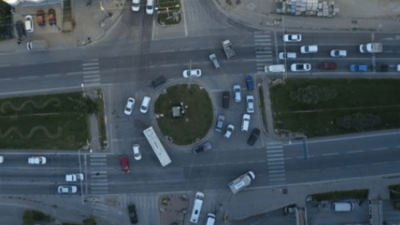 Bursa'nın Orhangazi İlçesi Muradiye Mahallesi İznik Caddesi kavşağı ile Okul