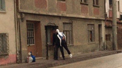 Bursa'nın İnegöl ilçesinde bir şahsın bir işyerinin önünde bulunan cansız