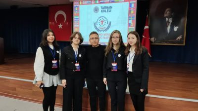 
Orhangazi Fen Lisesi'nin Model United Nations (MUN) ekibi, öğretmenleri Cemal