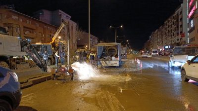Bursa'nın Orhangazi ilçesinde ana yol üzerinde bulunan ana su borularından