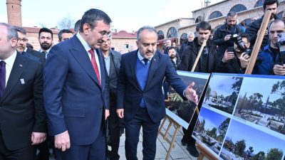 Cumhurbaşkanı Yardımcısı Cevdet Yılmaz, Tarihi Hanlar Bölgesi’ni gezerek Bursa Büyükşehir