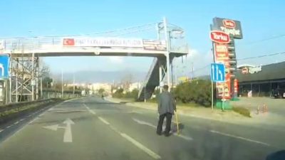 


Bursa'nın Orhangazi ilçesinde ana yola çıkan ve yolun orta şeridinde