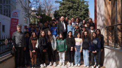 Orhangazi Belediye Başkanı Bekir Aydın, eşi Kıymet Aydın ile birlikte,