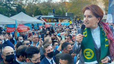 İyi Parti genel başkanı Meral Akşener seçim çalışmaları kapsamında Cuma