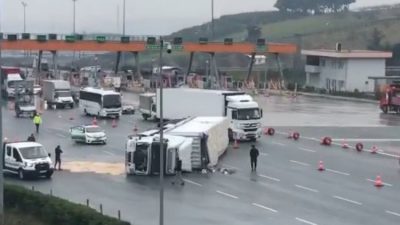 Gebze-Orhangazi-İzmir otabanı gişelerinde meydana gelen trafik kazasında kontrolden çıkan tır