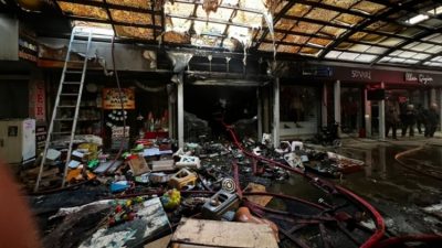 Bursa'nın Yenişehir ilçesinde bir iş hanında bulunan dükkanda çıkan yangın