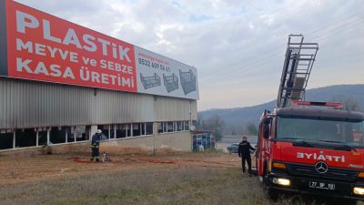 Yalova'da Bursa yolu üzerinde bundan bir plastik fabrikasında yangın çıktı.