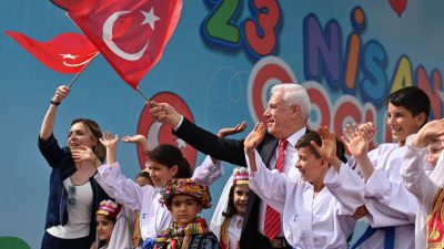  Bursa Büyükşehir Belediyesi tarafından düzenlenen Çocuk Şenliği’nde çocuklar, birbirinden