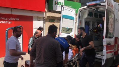 Gemlik Belediye zabıtasının seyyarla ve kaldırım işgali ile mücadelesi sürerken,