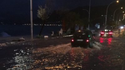 Bursa'nın Gemlik ilçesinde fırtına ve sağanak nedeniyle cadde ve sokaklarda