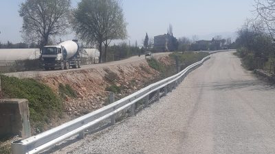 Orhangazi’de sık sık trafik kazalarının yaşandığı ve birçok aracın dereye