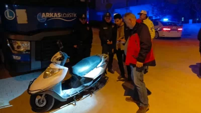 Bursa’nın Orhangazi ilçesinde meydana gelen olayda, bir evin önünden motosiklet